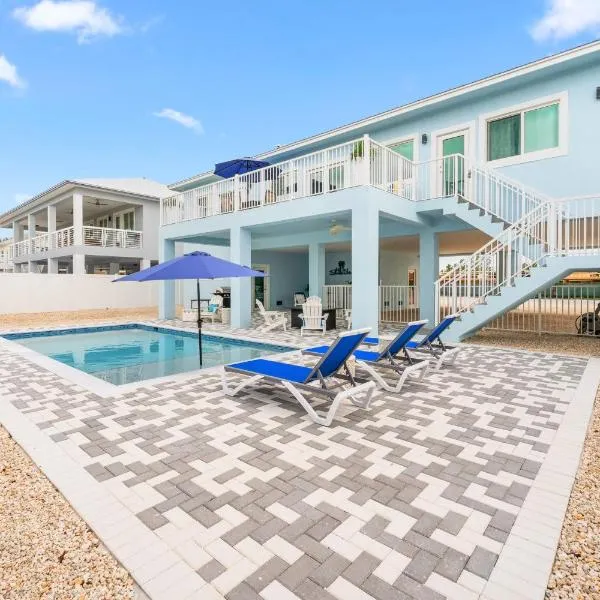 Blue Pearl New Waterfront Haven with Heated Pool ,70 Foot Dock, and More!, hotel em Marathon