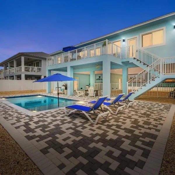 Blue Pearl New Waterfront Haven with Heated Pool ,70 Foot Dock, and More!, hotel in Marathon