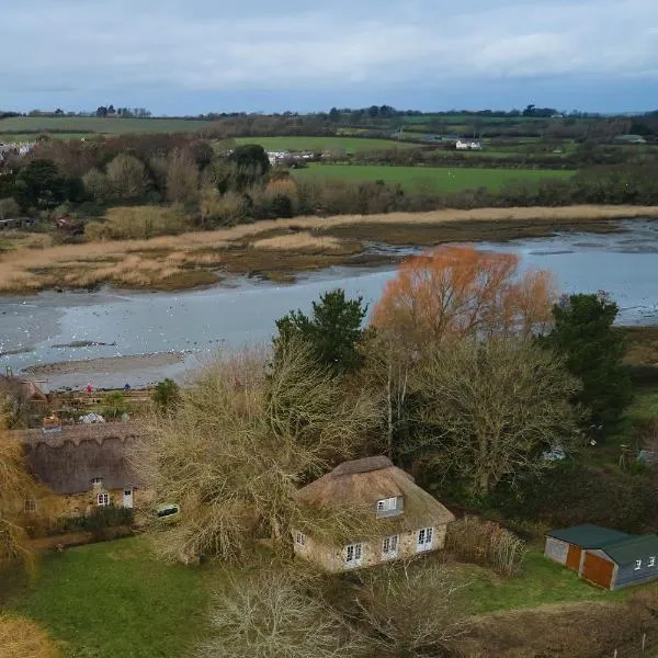 The Lodge: Adorable, Romantic Thatched Cottage, hotel v destinaci Freshwater