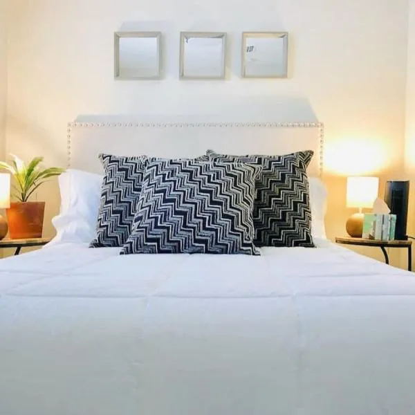 Sunny Guest Suite with large backyard - Pets Welcome, hotel in Phoenix