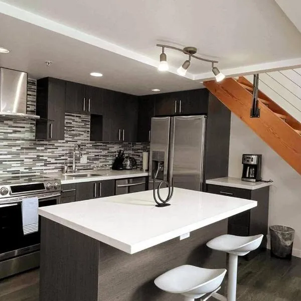 Modern top-floor 1-bedroom loft with free parking, hotel v destinaci Vancouver