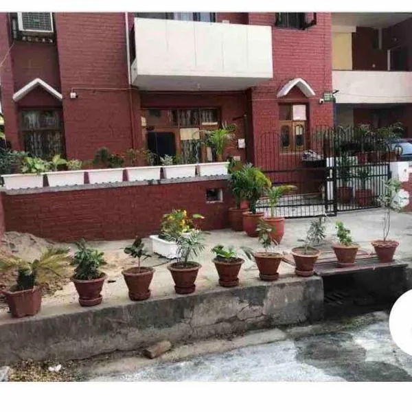2 BDRM APARTMENT with Kitchen and AC, Parking, hotel v destinaci Sohāna