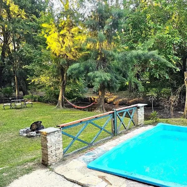 Casa con PILETA al borde del RIO, hotelli Benavídezissä