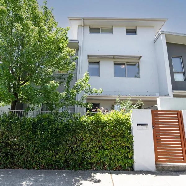 Stylish & Modern Townhouse in Canberra, hótel í Gundaroo