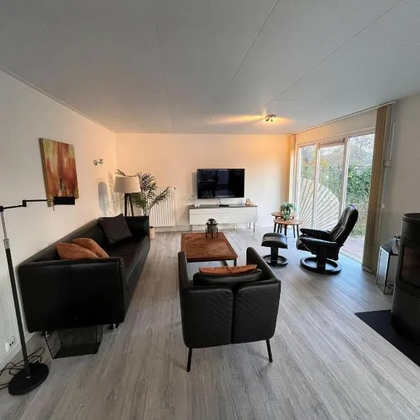 Bungalow in Makkum near Lake Beach, Hotel in Holle Poarte
