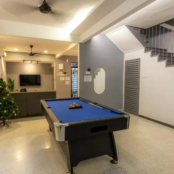 TOWN 18Px 5R4B V KIDS POOL & KTV & JACCUZI SPA & POOL TABLE NEAR USM & LAM WAH EE HOSPITAL & HAN CHIANG HIGH SCHOOL, hotel di Gelugor
