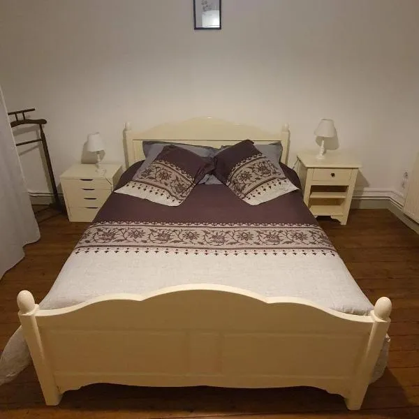 Maison d'hôtes du Faubourg Charrault Saint Maixent L'Ecole – hotel w mieście Saint-Maixent-lʼÉcole