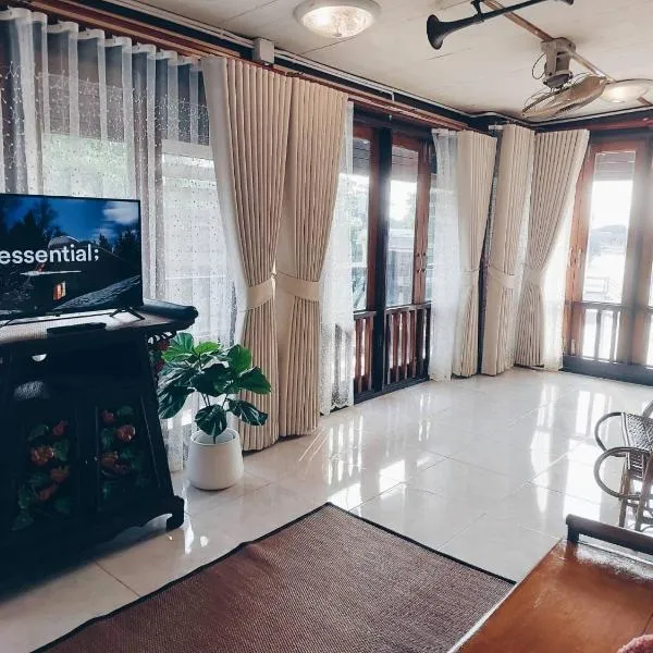 Green Riverside Homestay: Bang Pahan şehrinde bir otel