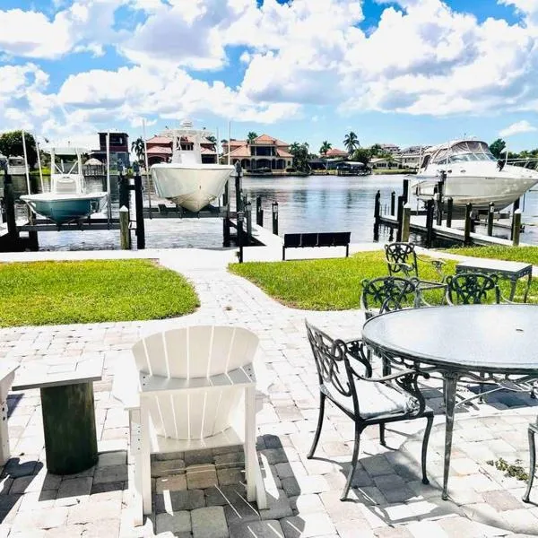 Cozy 2 bedrooms home by the water, Hotel in Cape Coral