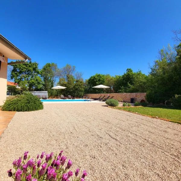 Qća Krk Apartments, hotel v destinaci Dobrinj