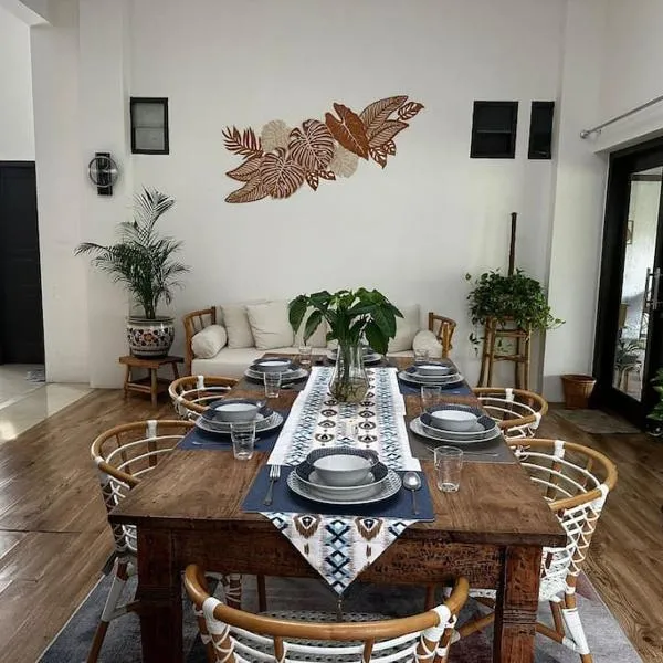 Roemah Uli Cirebon, hotel v destinaci Cirebon