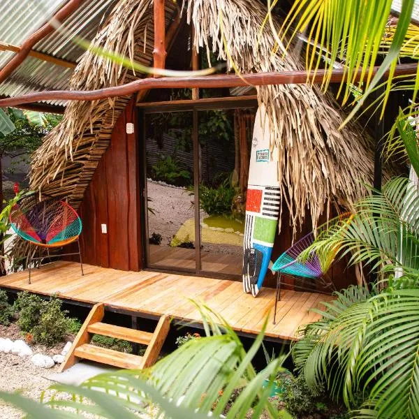 El Gato Rojas Surf Hostel, hotel v mestu Santa Teresa Beach