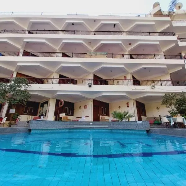 Rezeiky Hotel & Camp, hotel Luxorban
