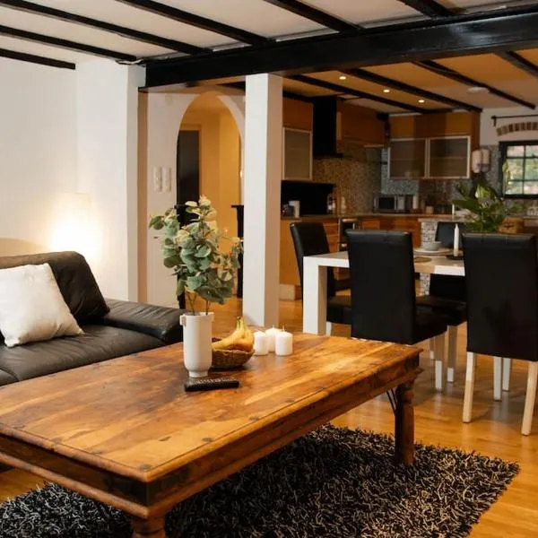 Historical Malt Factory Apartment, 6 Bedrooms, sleeps 12 , Hot Tub, hotel v destinaci Helsingborg