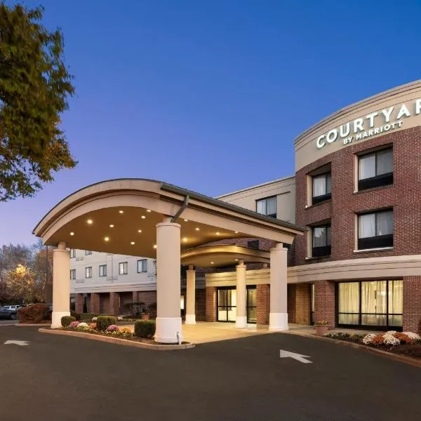 Courtyard Wall at Monmouth Shores Corporate Park, hotel in Howell