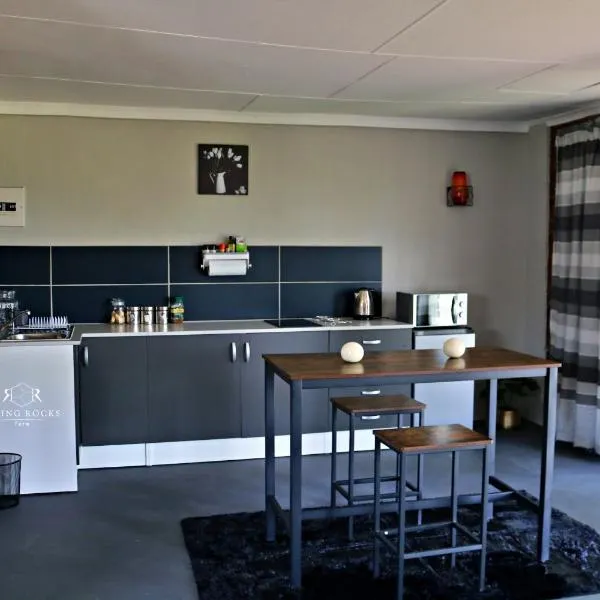 Peaceful Mountain Cottage :Hikes/Boma/Animals/Pool, hotel v destinaci Magaliesburg