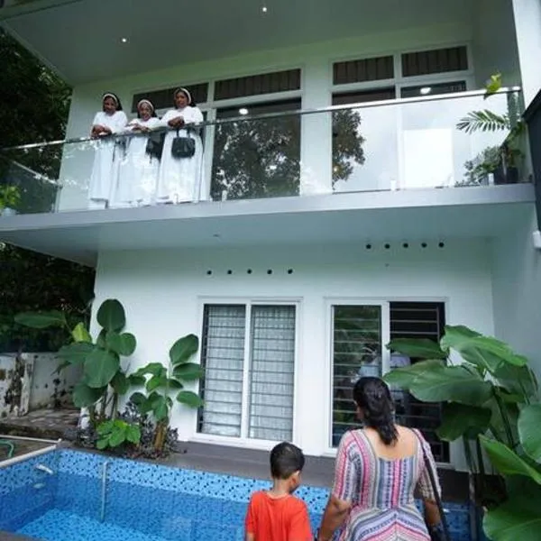 Ultra Modern Glass house with large Swimming pool and garden, khách sạn ở Kottayam