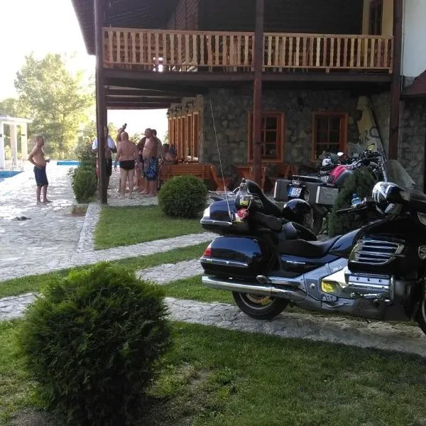Etno Selo VRELO & CAMPING, hotel en Bačevac