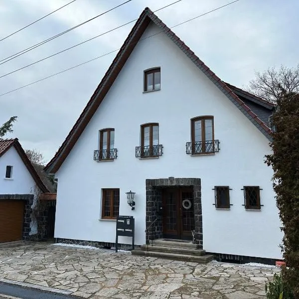 Schöne Ferienwohnung im Landhaus, hotel v destinaci Stadtlengsfeld