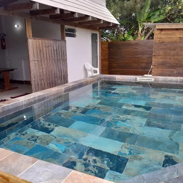 Mara'ai le spot Tubuai, Chambre Triple Deluxe Mahu SDB Privée avec piscine, hotel v Tubuai