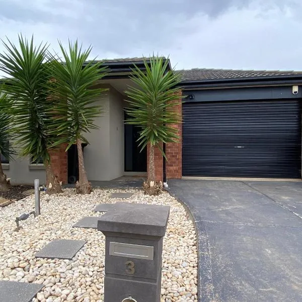4 Beds-Whole House-Colonus Street-Kurunjang-Less than 30 minutes from Melbourne international airport, hotel v destinaci Melton
