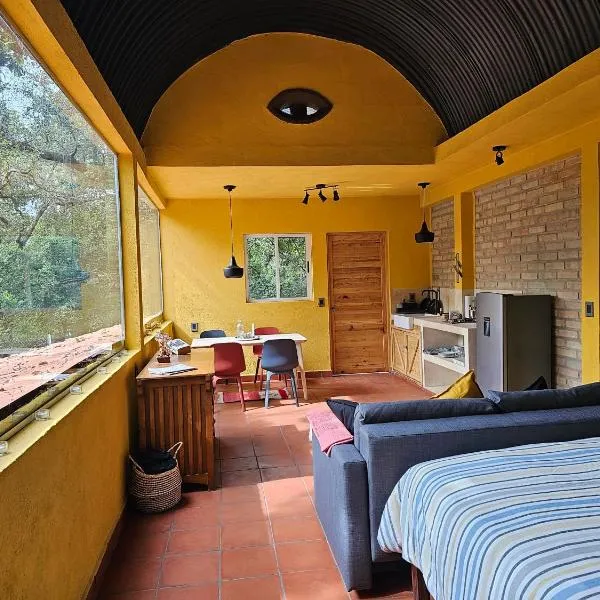 La Cabaña Negra al fondo del Bosque de Tepoztlán, hotel in Tepoztlán