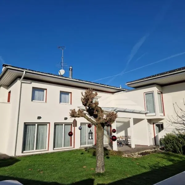Ferienhaus 80er Liebe mit Whirlpool, hotel v destinaci Lustenau