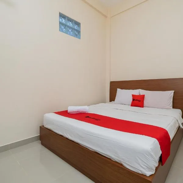 RedDoorz Syariah near Batu Night Spectacular, hótel í Malang