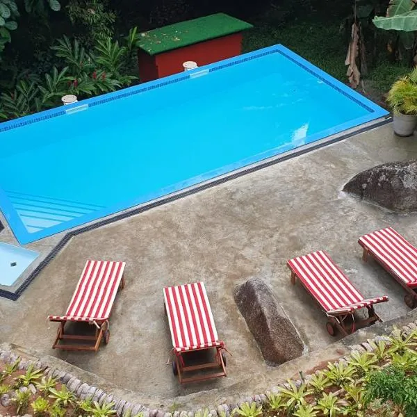 Cashew Nut Grove Chalets, hotel v destinaci Port Glaud