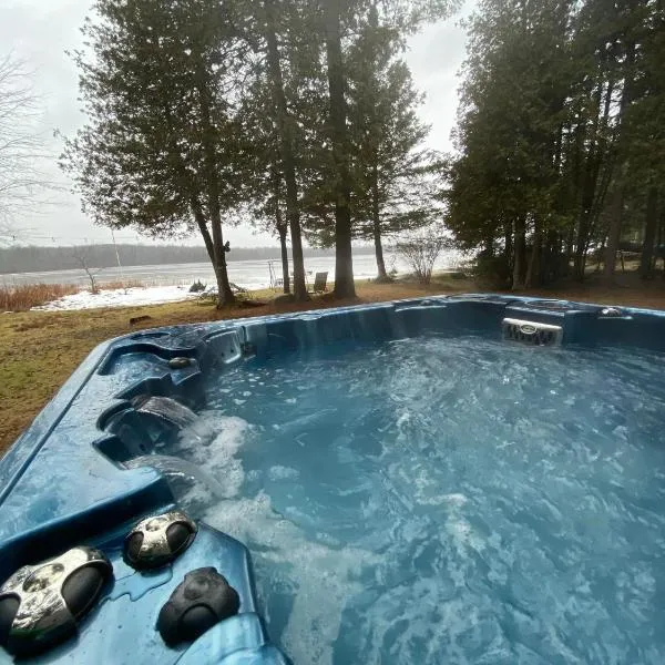Lovely waterfront private cottage with hot tub in Kawartha Lakes, hotel in Head Lake