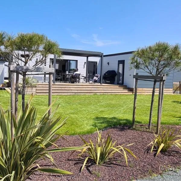 Chalet pour 6 dans un domaine avec piscine, hotel in Brétignolles-sur-Mer