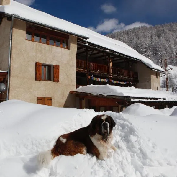 Le Chalet Viso Auberge gite โรงแรมในอาร์วิเยอ
