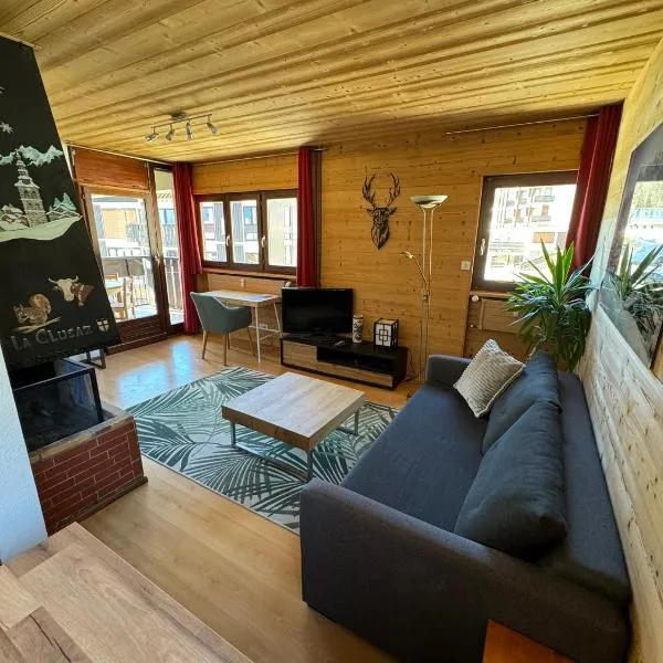 Appartement T2 ambiance chalet centre village proche des commerces et des pistes WIFI, hotel v destinácii La Clusaz