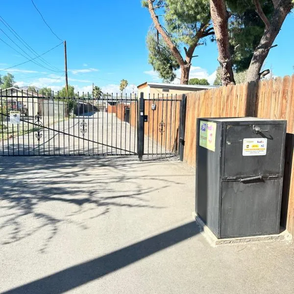 Tiny house in the heart of MOVAL private freeparking Netflix, hotel v destinaci Moreno Valley