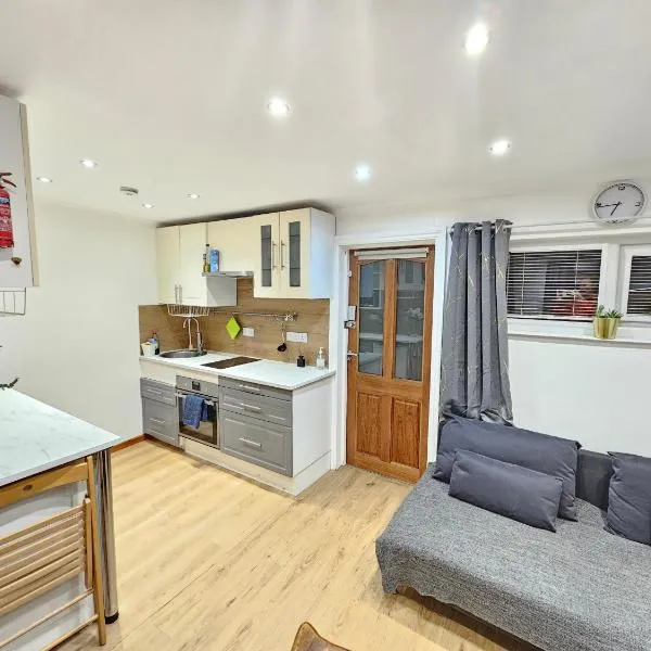 Studio apartment, TV, WiFi Kitchen Parking, Wembley Elizabeth Line、Northoltのホテル