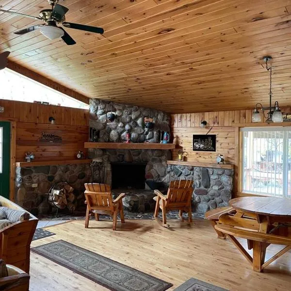 Brimley Lodge / Sleeps 36 / Snowmobile & ORV Trail, hotel en Brimley
