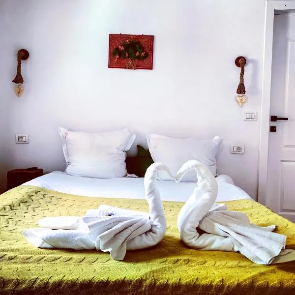 Voinescu House - Natural Living & Eating, hotel sa Şimon