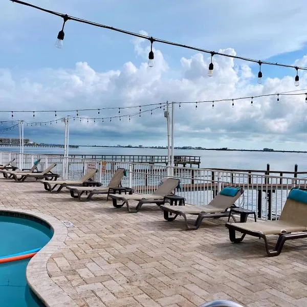 Waterfront Resort Condo with Balcony Close to Beaches Free Bikes, hotel en Crystal Beach