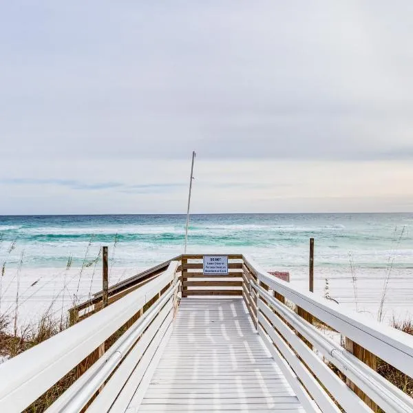 Pensacola Beach Condo with Patio and Access to Beach!, hotel in Pensacola Beach