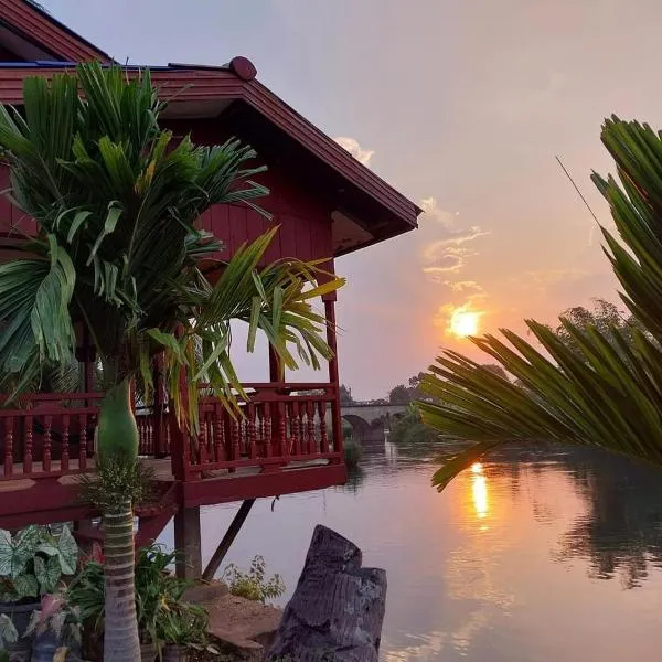 Khampheng River views sunset, hotel Ban Donsôm városában