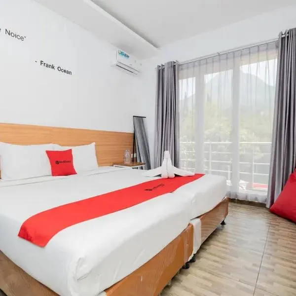 RedDoorz near Jawa Timur Park 2: Songgoriti şehrinde bir otel