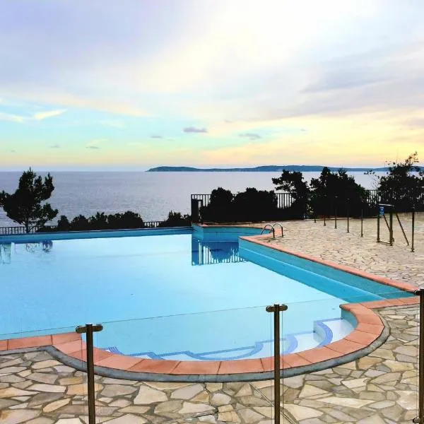 La Pinède - T4 avec terrasse et piscine, hôtel au Lavandou