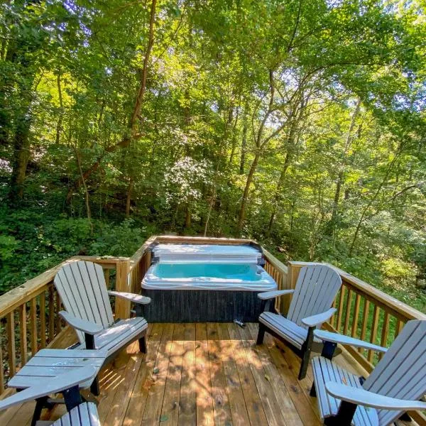 Nana Cabin Tiny Log Home Comfort In Rustic Bliss, hotel in Chattanooga