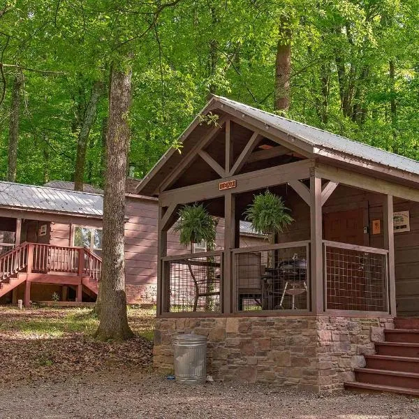 Lena Cabin Wooded Tiny Cabin - Hot Tub, hotel in Chattanooga