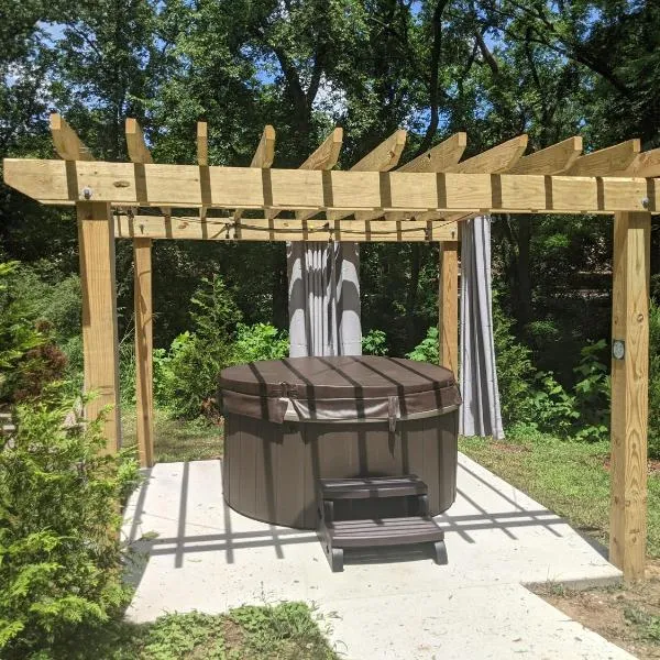 Lookout Tiny Cabin 5 Min To Downtown Chattanooga, hotel in Chattanooga