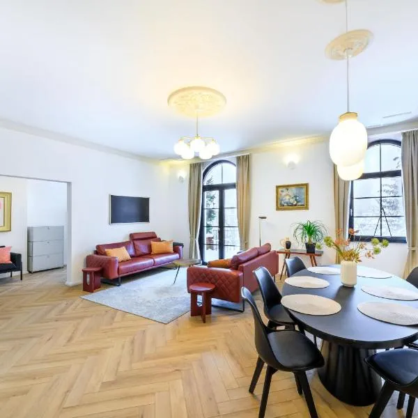 5 Sterne Ferienwohnung Schlossplatz - Sachsen Vogtland Erzgebirge 6 Personen 3 SZ Sauna Kamin, hotel v destinácii Auerbach