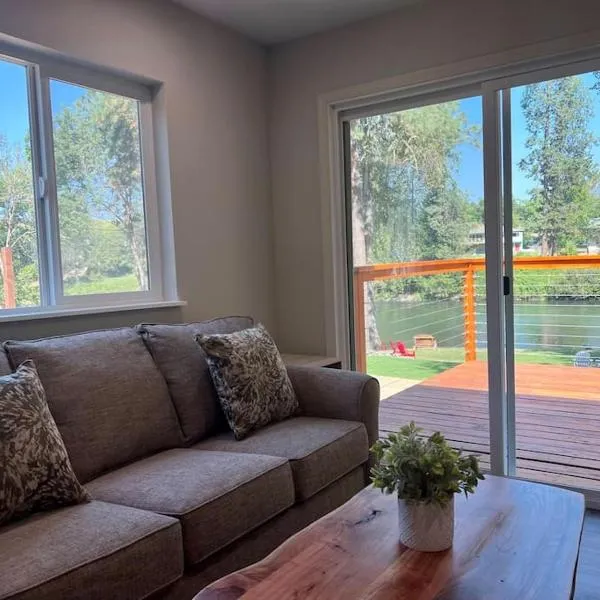Deluxe Cabin 5 - Rogue River Resort, hotel v destinaci Grants Pass