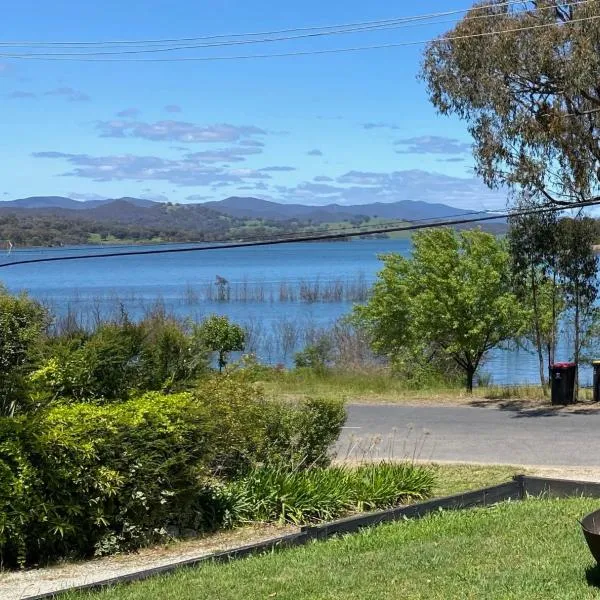 Relax in the spa with views opposite Lake Eildon, hotel in Goughs Bay