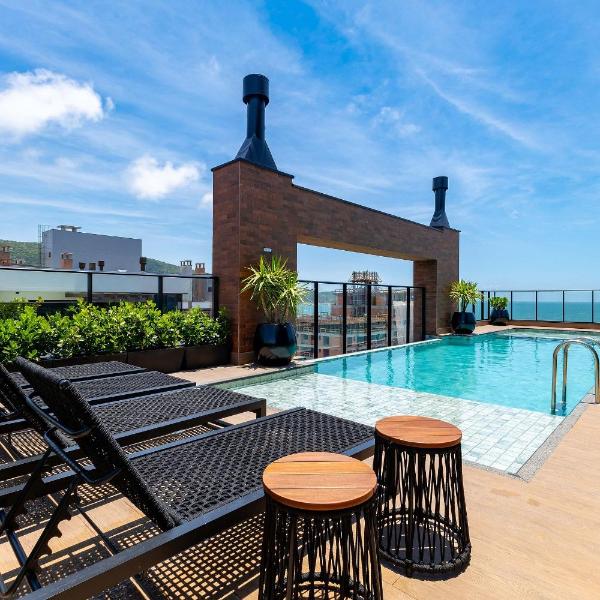 Luxuoso Loft em Condomínio com Piscina a 150m do Mar