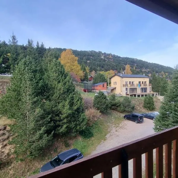Bel appartement avec balcon – hotel w mieście Les Angles